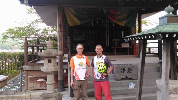 【平和の火・ピースサイクリング】 4月30日、無事赤穂・普門寺さんに到着いたしました。普門寺さんには約20年前から、平和の火が灯され続けています。昨年のサイクリングの際にも、一泊お世話になりました。今年も無事にたどりつけたことを感謝し、またアースキャラバン2017の成功を、そして世界が本当の意味で平和になることを祈念して、お念仏をさせていただきました。（サイクラー２人の奥に見える灯りが、普門寺の平和の火です）