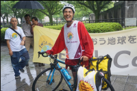 【ピースサイクリング　第２弾　長崎→広島】岩国を出発して無事、広島市平和公園に到着いたしました。途中、広島の鈴が峰小学校に立ち寄り、平和学習の一環として全校児童の前で長崎から平和の火を運んでいる話をすることになりました。最後に生徒さんから平和へのメッセージを頂戴し、カイロに保存している平和の火に触れてもらいました。ビックリした顔で「暖かい！」と言っていたのが印象的でした。また途中にもみじ作業所、メロディー作業所からも平和のメッセージを頂きました。今回長崎~広島、約１週間の旅、道中たくさんの方々にお世話になりました。この記事を見ていらっしゃならない方もいるでしょうが、この場を借りてお礼申しあげます。本当にお世話になりました。そして素敵な時間をありがとうございました！！ピースサイクル第２弾はこれで終わりということになります。第３弾、京都〜東京は８〜９月にあります。アースキャラバン、ピースサイクルこれからもっと面白くなっていきます、皆さまよろしくお願いいたします！